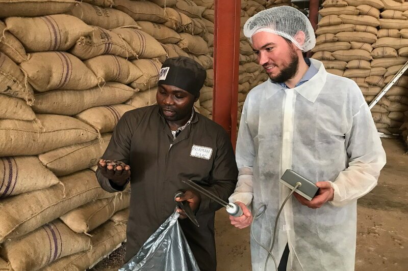 Fairer naschen – Schokolade von ihrer besten Seite «fairafric»-Gründer Hendrik Reimers kontrolliert die Bohnen für seine Schokolade in Ghana. SRF/ZDF/Boris Quatram – Bild: SRF2 Fairer naschen – Schokolade von ihrer besten Seite «fairafric»-Gründer Hendrik Reimers kontrolliert die Bohnen für seine Schokolade in Ghana. SRF/ZDF/Boris Quatram – Bild: SRF2
