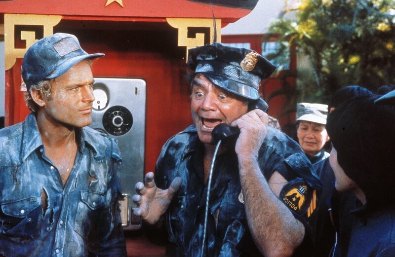 Dave Speed (Terence Hill, l.); Willy Dunlop (Ernest Borgnine, r.) – Bild: Tobis Film Lizenzbild frei Dave Speed (Terence Hill, l.); Willy Dunlop (Ernest Borgnine, r.) – Bild: Tobis Film Lizenzbild frei
