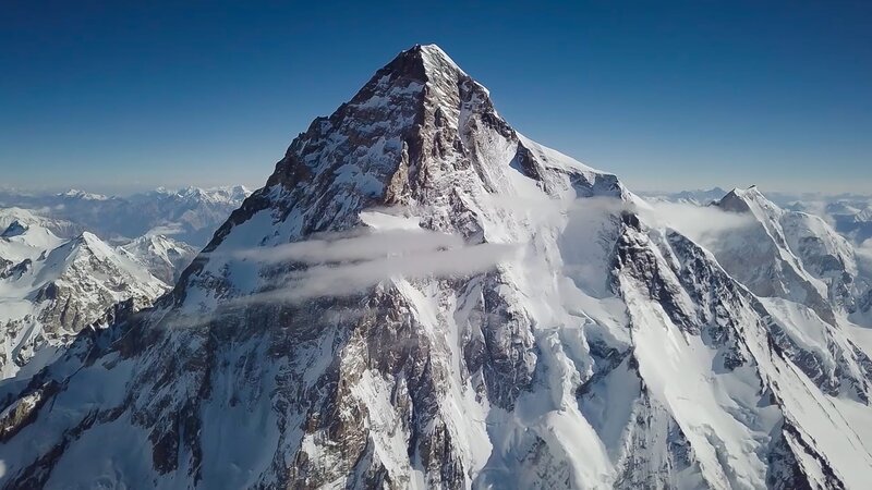 Der polnische Skibergsteiger Andrzej Bargiel hat Geschichte geschrieben, als er als erster Mensch auf Skiern vom Gipfel des K2, dem zweithöchsten Berg der Welt (28.251 Fuß über dem Meeresspiegel), abfuhr. Der K2 ist aufgrund der technischen Schwierigkeit des Aufstiegs und der hohen Sterblichkeitsrate als Savage Mountain bekannt. – Bild: ServusTV