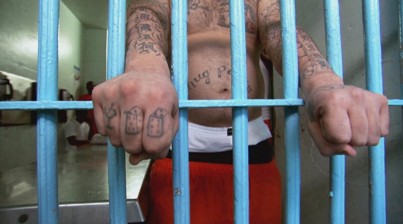 Jede Nacht bringt die Polizei die Verdächtigen in eines der größten und härtesten Gefängnisse des Landes: das Miami-Dade County Untersuchungsgefängnis. Hier durchläuft der Häftling zunächst die Aufnahmeprozedur. – Bild: BILD