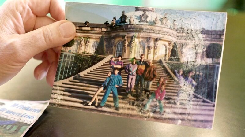 Ein Foto-Schatz – Matthias Freydank und Rock’n’Roll-Fans vor Schloss Sanssouci – Bild: MDR/​Oliver Gurr