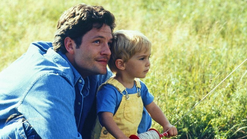 Louis (Dale Midkiff) mit seinem Sohn Gage (Miko Hughes)Louis (Dale Midkiff) mit seinem Sohn Gage (Miko Hughes) – Bild: RTL Zwei