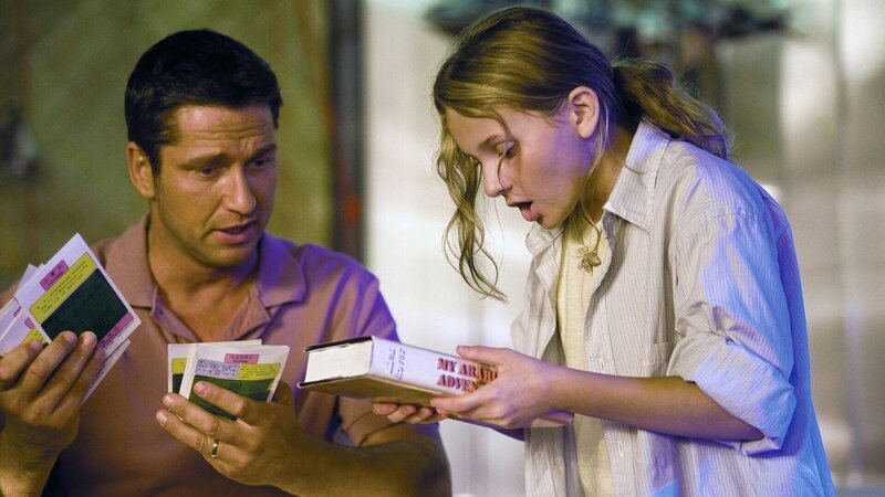 Auf einer kleinen unentdeckten Vulkaninsel im Südpazifik führt die elfjährige Nim (Abigail Breslin) mit ihrem Vater Jack (Gerard Butler) ein einsames, aber idyllisches Leben.Auf einer kleinen unentdeckten Vulkaninsel im SĂĽdpazifik fĂĽhrt die elfjährige Nim (Abigail Breslin) mit ihrem Vater Jack (Gerard Butler) ein einsames, aber idyllisches Leben. – Bild: RTL Zwei Auf einer kleinen unentdeckten Vulkaninsel im Südpazifik führt die elfjährige Nim (Abigail Breslin) mit ihrem Vater Jack (Gerard Butler) ein einsames, aber idyllisches Leben.Auf einer kleinen unentdeckten Vulkaninsel im SĂĽdpazifik fĂĽhrt die elfjährige Nim (Abigail Breslin) mit ihrem Vater Jack (Gerard Butler) ein einsames, aber idyllisches Leben. – Bild: RTL Zwei