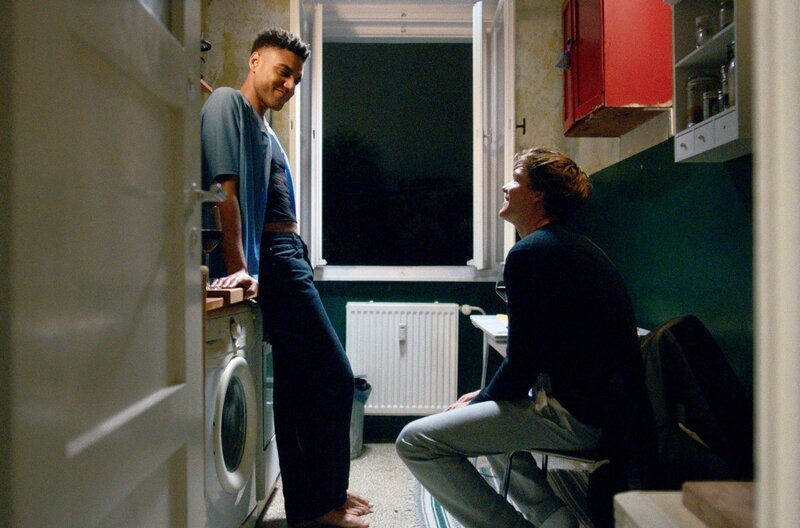 Die romantische Verabredung zwischen Malik (Lamin Leroy Gibba, li.) und Phillip (Til Schindler, re.) im Kurzfilm “Hundefreund“ nimmt eine unerwartete Wendung. – Bild: arte