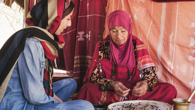Manel Mahdouani (l.) ist Tätowiererin in Tunis. Sie ist auf der Suche nach den traditionellen Berbermotiven, die die alten Frauen Tunesiens auf ihrem Gesicht und den Händen tragen. – Bild: RTL/​ © Medienkontor /​ Myriam Bou-saha