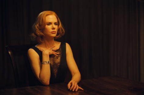 Weder Evelyn (Nicole Kidman) noch ihre Tochter India wussten, dass Richard einen Bruder hatte. Noch dazu einen, der einen äußerst dubiosen Eindruck hinterlässt … – Bild: Puls 8