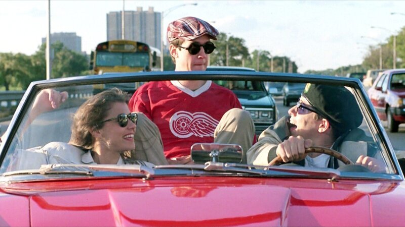 Ferris (Matthew Broderick, re.), seine Freundin Sloane (Mia Sara, li.) und Cameron (Alan Ruck) schwänzen die Schule.. – Bild: RTL Zwei
