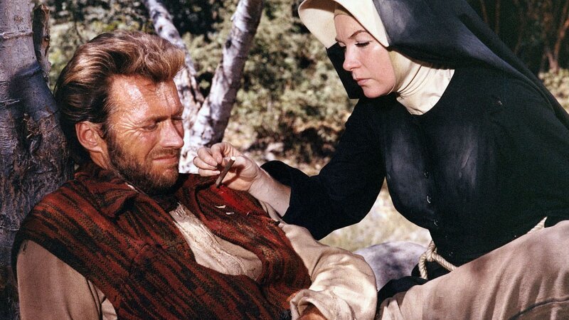 Schwester Sara (Shirley MacLaine) kümmert sich um Hogan (Clint Eastwood) – Bild: RTL Zwei