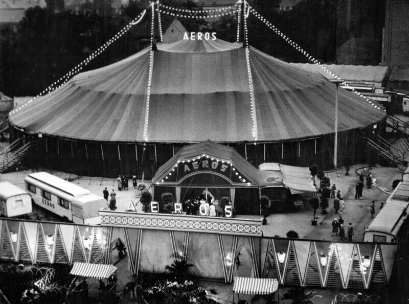 Der Staatszirkus der DDR war Weltspitze und die Menschen liebten ihn. In den 30 Jahren seines Bestehens kamen 60 Millionen Zuschauer. Und dann gab es noch unzählige Gastspiele in aller Welt – Ost wie West … Der Zirkus Aeros (50er Jahre) – Bild: MDR/rbb/Privatarchiv Regina Coldam Der Staatszirkus der DDR war Weltspitze und die Menschen liebten ihn. In den 30 Jahren seines Bestehens kamen 60 Millionen Zuschauer. Und dann gab es noch unzählige Gastspiele in aller Welt – Ost wie West … Der Zirkus Aeros (50er Jahre) – Bild: MDR/rbb/Privatarchiv Regina Coldam