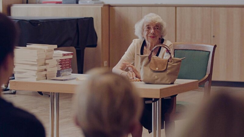 Margot Friedländer während einer Lesung aus ihrer Autobiographie („Versuche, dein Leben zu machen“: als Jüdin versteckt in Berlin) vor einer Schulklasse in Berlin. – Bild: BR /​ BR