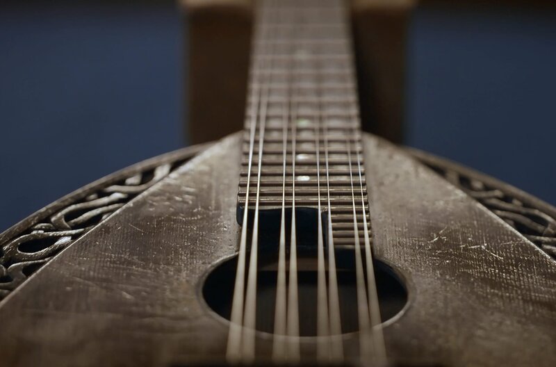 Avi Avital hat die folkloristisch geprägte Mandoline wieder ins Rampenlicht der großen klassischen Konzertpodien gebracht. – Bild: HR /​ © Elad Asulin /​ © Elad Asulin