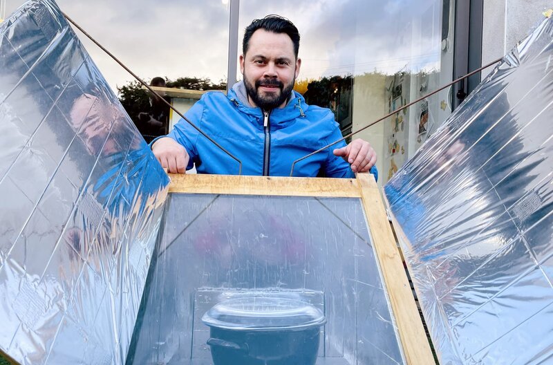 Paul Chaquet mit einer seiner Erfindungen: dem Solarofen – Bild: Kobalt /​ Paul Chaquet mit einer seiner Erfindungen: dem Solarofen