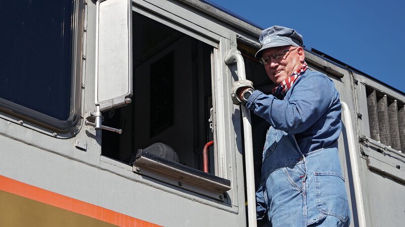 Chuck Erler wollte schon als Kind Lokführer werden, seit fünf Jahren hat er nun seinen Traumjob. – Bild: NDR/​Frank Bergfeld