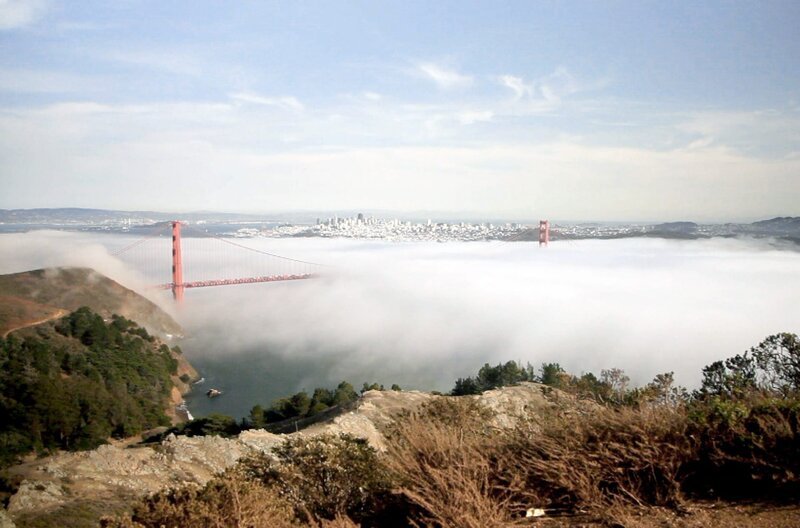 Eine weit verzweigte Stadt auf steilen Felsen, abschüssige Straßen und zerklüftete Klippen am Rande des Pazifischen Ozeans: Anfang der 40er Jahre entdeckte der Brite Alfred Hitchcock die Landschaften rund um San Francisco. – Bild: Elephant Doc /​ © Elephant Doc