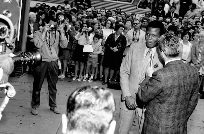 Von Fans umringt im Rampenlicht: Sidney Poitier war der erste schwarze Superstar Hollywoods. – Bild: Alamy /​ © Alamy