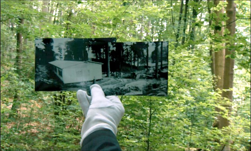 Bild im Bild: Das alte Motiv einer KZ-Baracke ist unter dem Wuchern der Bäume nicht mehr zu erkennen. – Bild: ZDF und Celine Bozon.