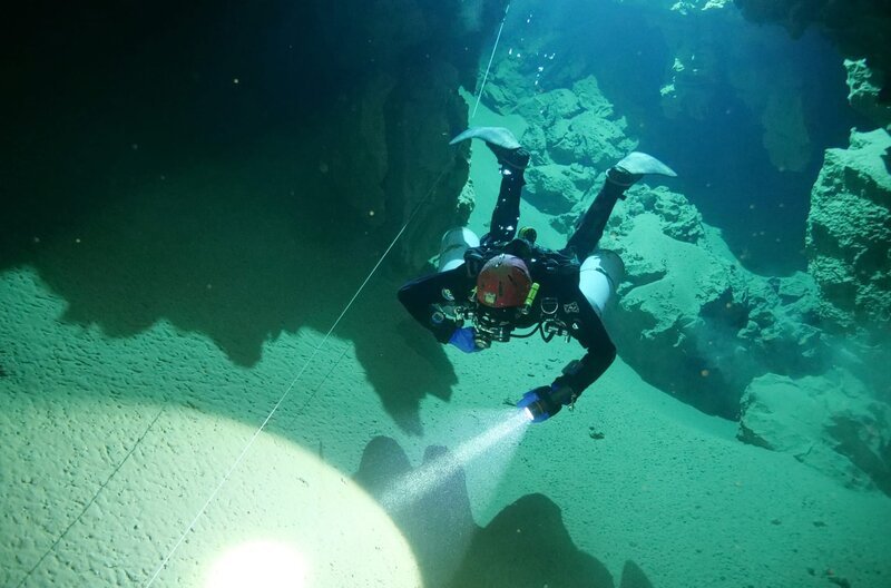 Extremtaucher Salvatore Busche hat einen Schlaganfall erlitten und taucht dennoch in Deutschlands tiefster Unterwasserhöhle. – Bild: SWR