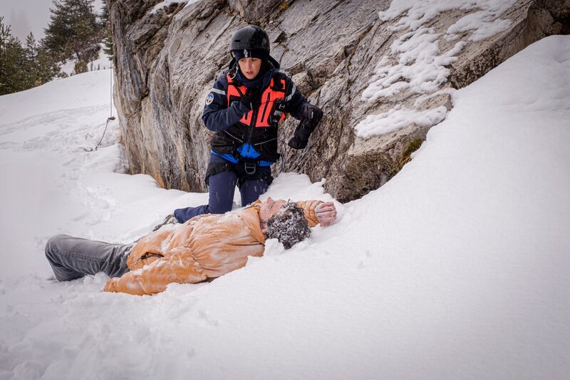 Constance Vivier (Clémentine Poidatz) untersucht die erste Leiche im Schnee. – Bild: ZDF und Nicolas Robin.