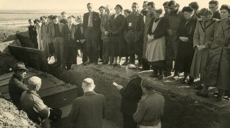 Begräbnis in Oude-Tonge, in der Provinz Südholland 1953. Allein hier sterben 305 Menschen während der Flutkatastrophe. – Bild: WDR/​Wim Harteveld