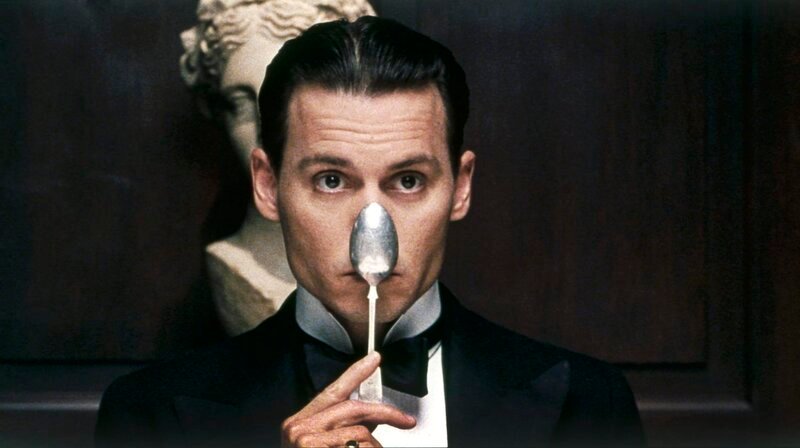 Zu Beginn der Proben konfrontiert  Barrie (Johnny Depp) die Schauspieler mit ungewöhnlichen Ideen. Sie sollen über die Bühne fliegen, mit Feen sprechen oder Tierkostüme tragen. – Bild: MDR/​Paramount Pictures/​Miramax