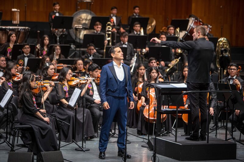 Juan Diego Flórez (Tenor), Sinfonía por el Perú Youth Orchestra, Roberto González-Monjas (Dirigent). – Bild: ORF/​Salzburger Festspiele/​Marco Borrelli