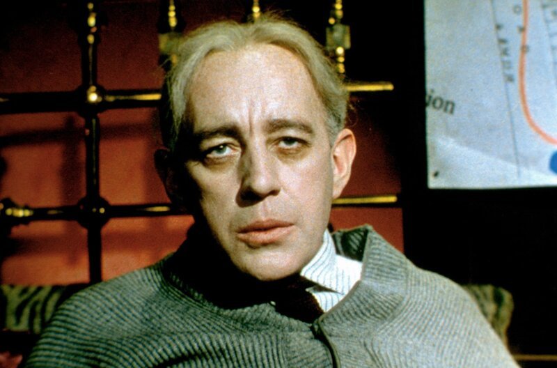 Professor Marcus (Alec Guinness) ist sehr angetan von der Lage des Hauses und mietet bei Mrs. Wilberforce zwei Zimmer. – Bild: arte