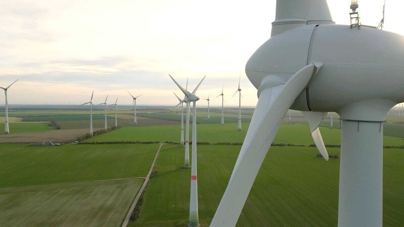 In Feldheim sorgen Windkraftanlagen für eine autarke Stromversorgung. – Bild: ZDF und Joachim Seck