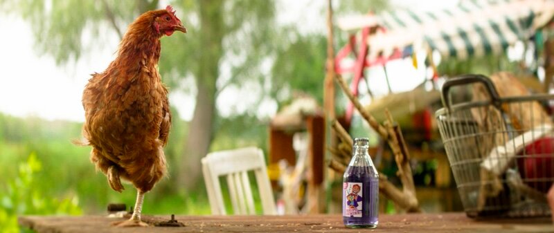 Albert und sein Huhn Eugenie (gesprochen von Anne-Kathrin Gummich) finden eines Tages in ihrem Treibgutnetz eine Flasche mit dem Gewinncode für einen Hauptgewinn. – Bild: MDR/​Conrad Lobst