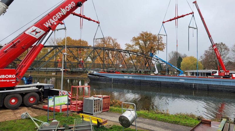Brückenbergung mit Binnenschiff – Bild: NDR