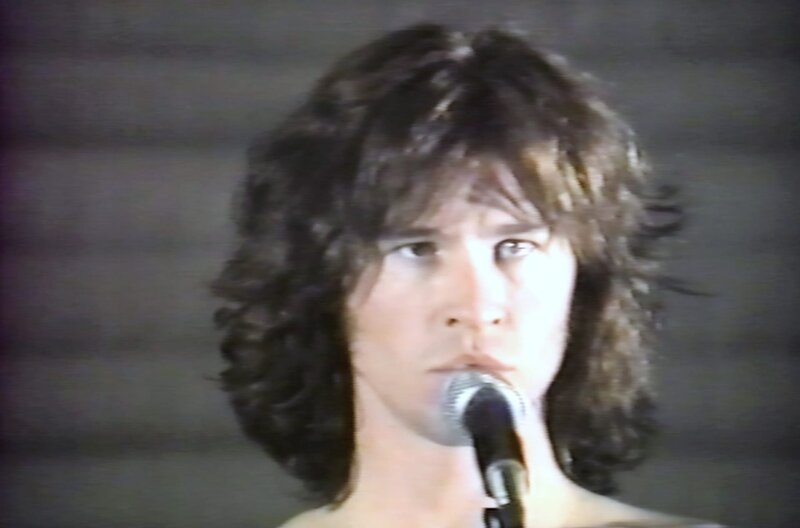 In „The Doors“ von 1991 verkörpert Val Kilmer den jungen Jim Morrison. – Bild: arte