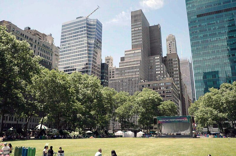 Midtown im Herzen von Manhattan: Zwischen Times Square und Empire State Building liegt der Bryant Park. – Bild: Elephant Doc /​ © Elephant Doc