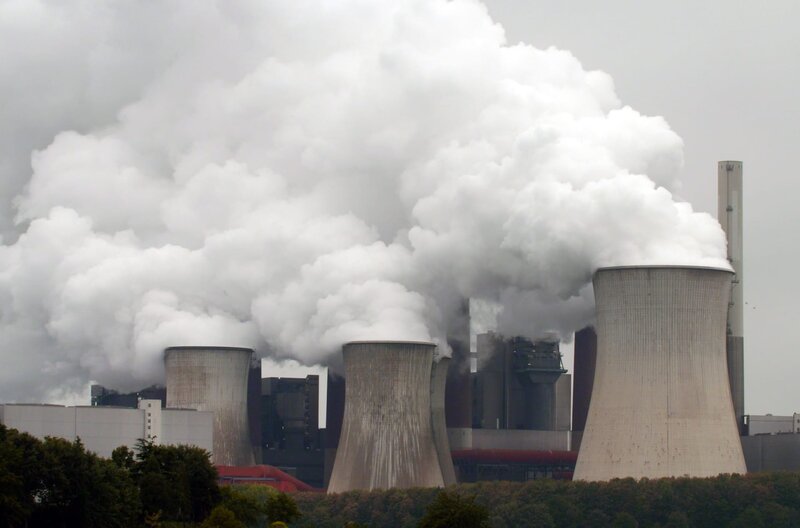 Radioaktiver Müll und fatale Unfallgefahr, aber auch eine CO2-freie Energiegewinnung: Die Atomkraft hat Vor- und Nachteile. – Bild: Broadview TV /​ © Broadview TV