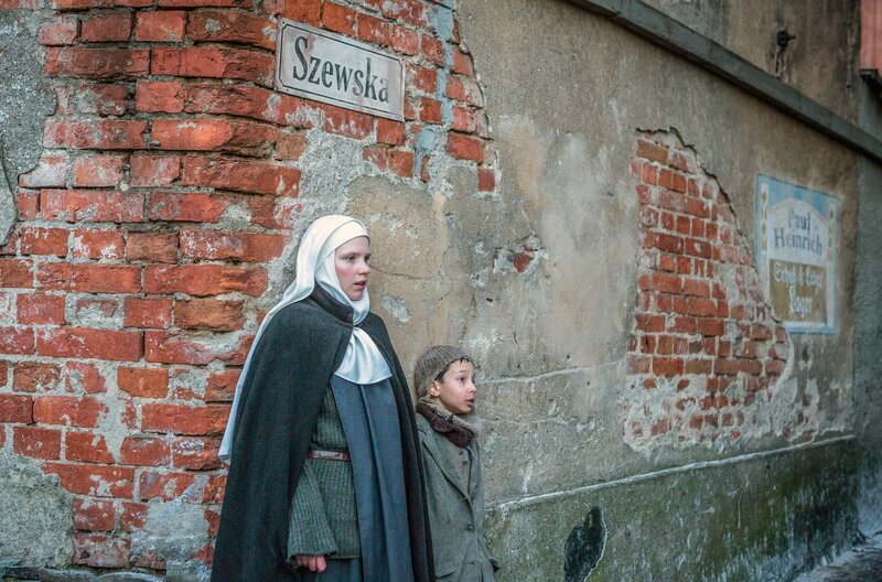Heimlich sucht die polnische Nonne Teresa (Eliza Rycembel) Hilfe beim französischen Roten Kreuz. – Bild: arte
