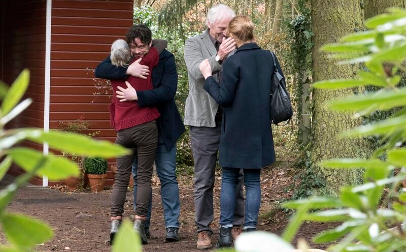 v.l.n.r.: Esther (Eleonore Weisgerber), Marc Pfeiffer (Ronald Zehrfeld), Roman (Günther Maria Halmer) und Sonja Elbert (Laura Tonke). – Bild: HR/​Bettina Müller