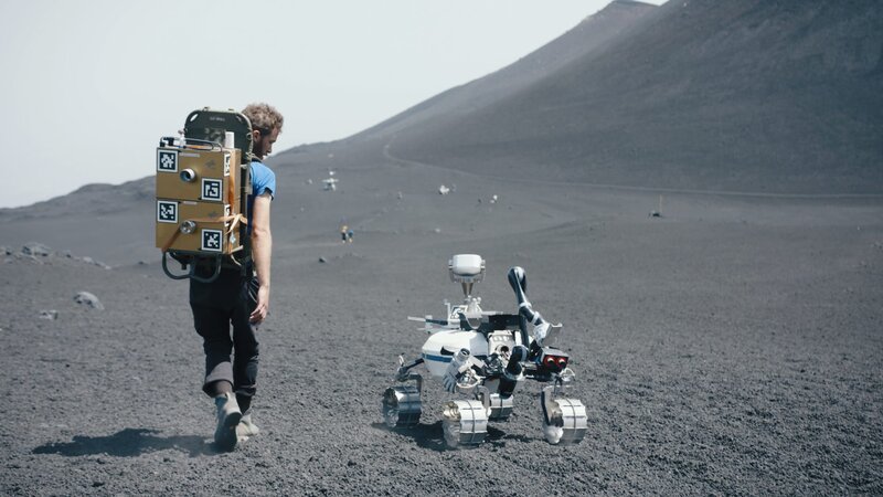 Damit Menschen wieder auf anderen Planetenkörpern landen können, müssen wissenschaftliche Missionen wie die des DLR erfolgreich sein. – Bild: ZDF und Mattias Meinl.