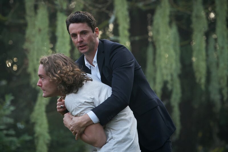 l-r: Jack Blackfriar (Toby Regboand), Matthew Clairmont (Matthew Goode) – Bild: 2021 Bad Wolf Limited. All Rights Reserved.