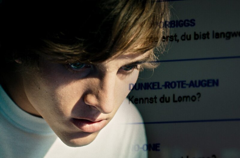 Endlos scheinen die Möglichkeiten der neuen digitalen Generation. Als Karl (17) an der Suche nach seinem Platz in dieser Welt scheitert, überlässt er seinen „Followern“ sämtliche Entscheidungen über sein Leben und steuert damit auf eine Katastrophe zu. – Der siebzehnjährige Karl (Jonas Dassler, Bild) überlässt den „Followern“ seines Blogs immer mehr Entscheidungen über sein Leben. – Bild: mdr/rbb/Flare Film/Michal Grabowsky Endlos scheinen die Möglichkeiten der neuen digitalen Generation. Als Karl (17) an der Suche nach seinem Platz in dieser Welt scheitert, überlässt er seinen „Followern“ sämtliche Entscheidungen über sein Leben und steuert damit auf eine Katastrophe zu. – Der siebzehnjährige Karl (Jonas Dassler, Bild) überlässt den „Followern“ seines Blogs immer mehr Entscheidungen über sein Leben. – Bild: mdr/rbb/Flare Film/Michal Grabowsky