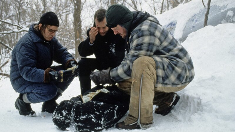 Jacob (Billy Bob Thornton, li.), Hank (Bill Paxton, Mi.) und Lou (Brent Briscoe, re.) entdecken in einem entlegenen Waldgebiet ein abgestürztes Kleinflugzeug mit einem toten Piloten und 4.4 Mio. Dollar an Bord.. – Bild: RTL Zwei Jacob (Billy Bob Thornton, li.), Hank (Bill Paxton, Mi.) und Lou (Brent Briscoe, re.) entdecken in einem entlegenen Waldgebiet ein abgestürztes Kleinflugzeug mit einem toten Piloten und 4.4 Mio. Dollar an Bord.. – Bild: RTL Zwei