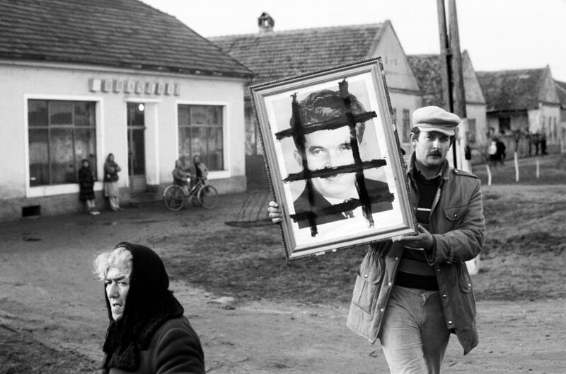 Als Filmemacher Dobrivoie Kerpenisan 1989 als junger Fotograf die rumänische Revolution begleitete, begegneten ihm auch Gesichter voller Entschlossenheit und Zuversicht. – Bild: arte Als Filmemacher Dobrivoie Kerpenisan 1989 als junger Fotograf die rumänische Revolution begleitete, begegneten ihm auch Gesichter voller Entschlossenheit und Zuversicht. – Bild: arte