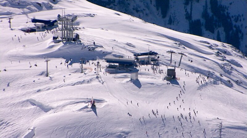 „Pistenzauber“, Eine amüsante Winterreise quer durch Österreich, von Mariazell bis St. Anton am Arlberg. Vom Geheimtipp über Traditionsreiches, vom einst Angesagten bis zum heute Gefragten. Etwas gilt für alle Regionen, durch die sich dieser Film bewegt: der großartige Aufschwung kam innerhalb der vergangenen hundert Jahre mit den ersten Seilbahnen und Liftanlagen. Aber auch abseits der Pisten tummeln sich bemerkenswerte Figuren, wie der steirische Barfußwanderer, der auch im Tiefschnee ohne Schuhwerk unterwegs ist, oder der Tiroler Eismann, der seine Tage im Inneren einer Gletscherhöhle verbringt. Ausgezeichnetes historisches Archivmaterial dokumentiert diesen alpinen Wirtschaftsboom und Zeitzeugen erzählen, wie es damals war, als die Seilbahn auf den Berg gekommen ist. SENDUNG: ORF3 – SA – 09.01.2021–17:45 UHR. – Veroeffentlichung fuer Pressezwecke honorarfrei ausschliesslich im Zusammenhang mit oben genannter Sendung oder Veranstaltung des ORF bei Urhebernennung. – Bild: ORF „Pistenzauber“, Eine amüsante Winterreise quer durch Österreich, von Mariazell bis St. Anton am Arlberg. Vom Geheimtipp über Traditionsreiches, vom einst Angesagten bis zum heute Gefragten. Etwas gilt für alle Regionen, durch die sich dieser Film bewegt: der großartige Aufschwung kam innerhalb der vergangenen hundert Jahre mit den ersten Seilbahnen und Liftanlagen. Aber auch abseits der Pisten tummeln sich bemerkenswerte Figuren, wie der steirische Barfußwanderer, der auch im Tiefschnee ohne Schuhwerk unterwegs ist, oder der Tiroler Eismann, der seine Tage im Inneren einer Gletscherhöhle verbringt. Ausgezeichnetes historisches Archivmaterial dokumentiert diesen alpinen Wirtschaftsboom und Zeitzeugen erzählen, wie es damals war, als die Seilbahn auf den Berg gekommen ist. SENDUNG: ORF3 – SA – 09.01.2021–17:45 UHR. – Veroeffentlichung fuer Pressezwecke honorarfrei ausschliesslich im Zusammenhang mit oben genannter Sendung oder Veranstaltung des ORF bei Urhebernennung. – Bild: ORF