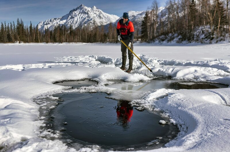 Ausstoß von Methan am Goldstream Lake in Fairbanks, Alaska – Bild: Brice Habeger/​WGBH /​ © Brice Habeger/​WGBH