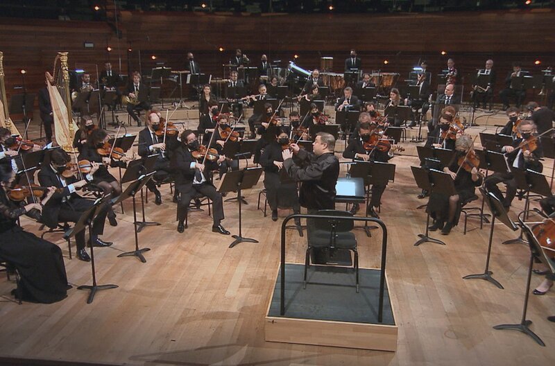 Ein russisches Märchen- und Festkonzert, vom „Nussknacker“ über „Schwanensee“: Tschaikowsky gelang es, allein durch raffiniert orchestrierte Musik und ihre majestätischen Klänge eine Dramaturgie in seinen Stücken aufzubauen. – Bild: Camera Lucida /​ © Camera Lucida