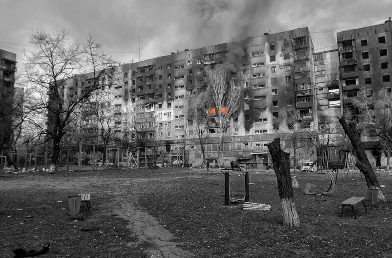 Der russische Angriffskrieg gegen die Ukraine hat aus der blühenden Stadt Mariupol eine von Bomben gezeichnete Ruinenstadt gemacht. – Bild: arte
