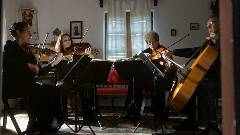 Gaudeamus Quartet, Filarmonica Brașov. – Bild: ORF/Accentus Music/Mitja Hagelüken Gaudeamus Quartet, Filarmonica Brașov. – Bild: ORF/Accentus Music/Mitja Hagelüken