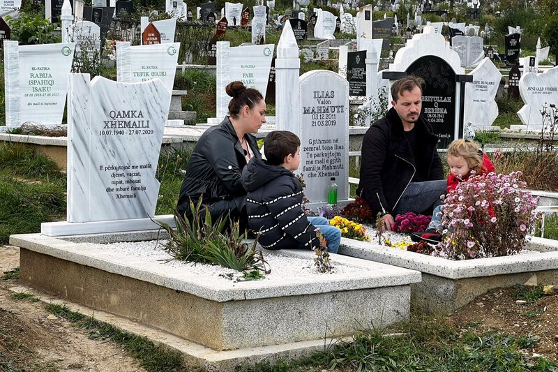 SRF DOK Verbrechen im Wahn Die Familie Mahmuti am Grab ihres Sohnes Ilias 2022 SRF – Bild: SRF1