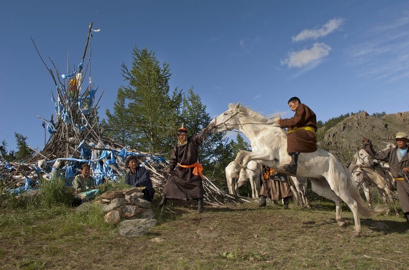 Für die Mongolen ist das Pferd ein Teil ihres Lebens: Sie lernen von Kindheit an zu reiten und ein Pferd zu trainieren. – Bild: arte
