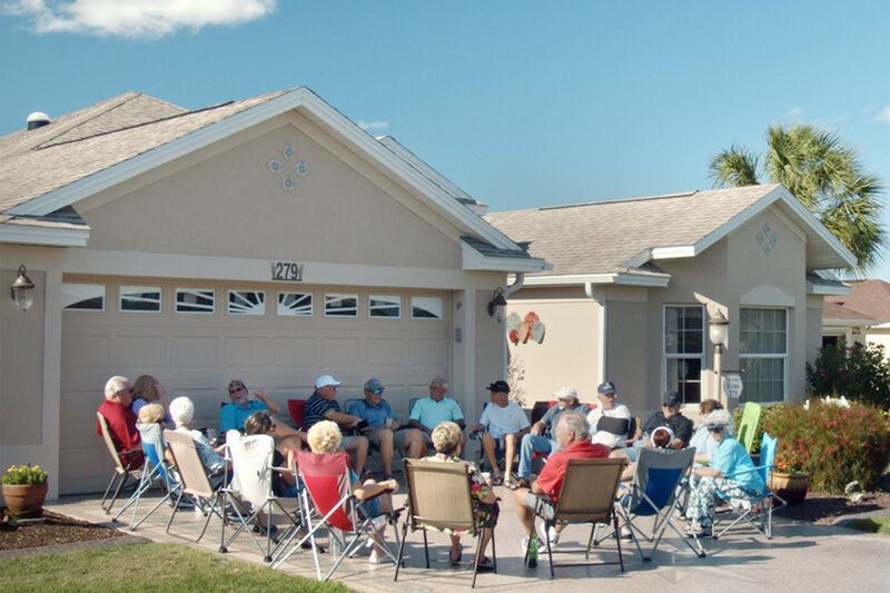 SRF DOK The Bubble – das weltgrösste Alters-Resort In „The Villages“, einer eigens angelegten Kleinstadt für Rentner, wohnen 150’000 Menschen. SRF – Bild: SRF1