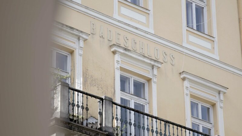 „Mythos Kur – was taugt sie wirklich?“, Österreich ist das Land der Kuren. Manche Gemeinden haben ihr ganzes Geschäftsmodell um den Titel „Kurort“ gebaut, was immer sich genau hinter diesem Begriff verbirgt. Kuren werden vor allem bei körperlichen Beschwerden verschrieben, zu den Hauptkandidaten zählen der Rücken und der Bewegungsapparat. Der ORF III Österreich-Check geht der Frage nach, was Kuren wirklich bringen und wer an ihnen verdient. Können Verschleißerscheinungen, die sich über Jahrzehnte gebildet haben, durch drei Wochen Heilmassage und Gymnastik gelindert werden? Zielt die Kur auf die Symptome oder auf die Ursachen? Und wie sieht es in der gelebten Praxis des Kuralltags aus? R: Isabel Gebhart und Marie-Therèse Thiery – Bild: ORF/​D5 Productions