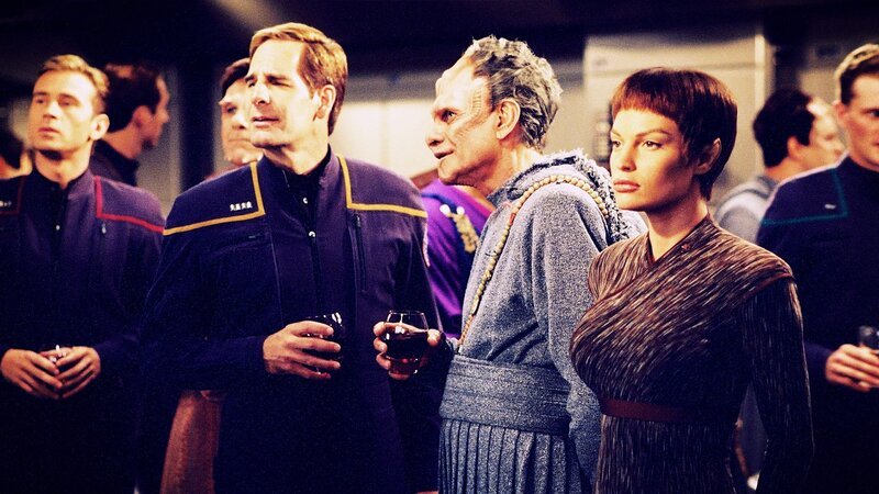 L-R: Charles ‚Trip‘ Tucker III (Connor Trinneer), Jonathan Archer (Scott Bakula) und T’Pol (Jolene Blalock) – Bild: Tele 5