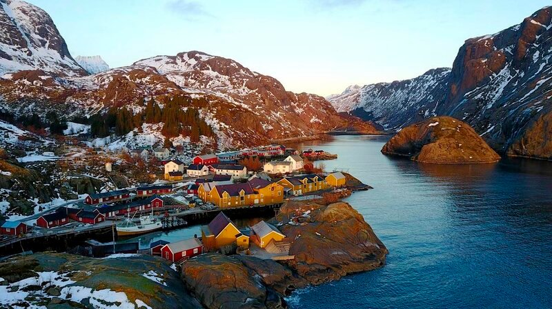 Das denkmalgeschützte Fischerdorf Nusfjord bezaubert durch seine bunten Fischerhütten. – Bild: phoenix/​ZDF/​3sat